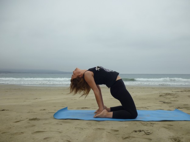 Postura Del Camello Ushtrasana Yoga Omm Rancagua Gaiasalud